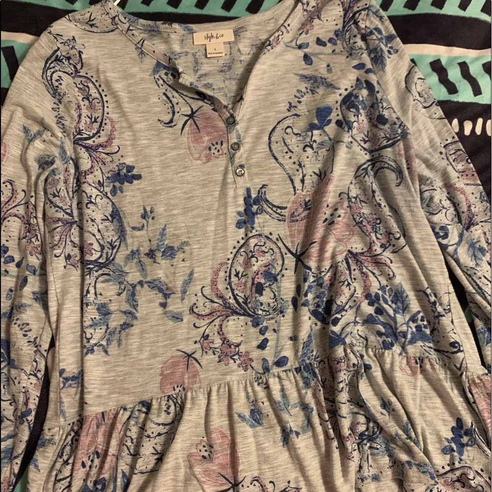 Flowered blouse - Picture 2 of 3